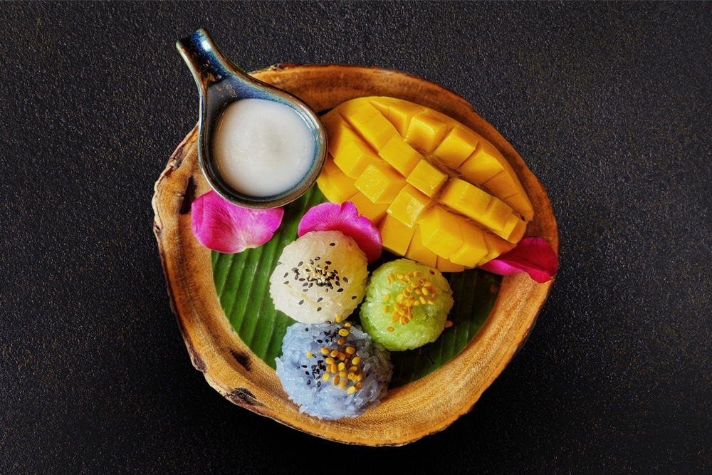 Mango Sticky Rice : Mango with Sticky Rice Served with Sweet Coconut Milk