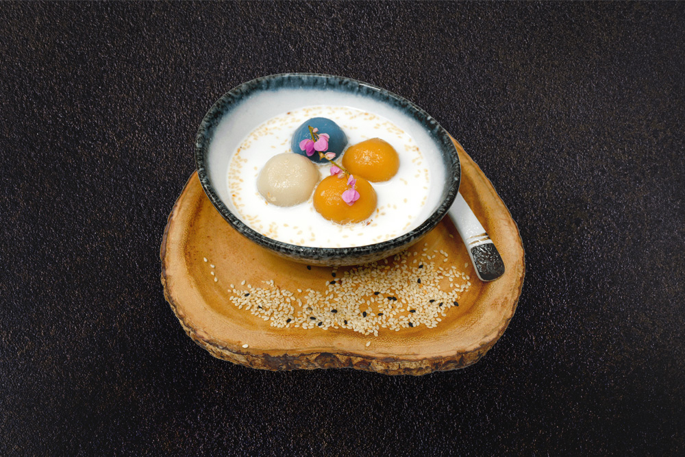 Dao Lom Duen : Sweet Dried Coconut Balls in Coconut Cream